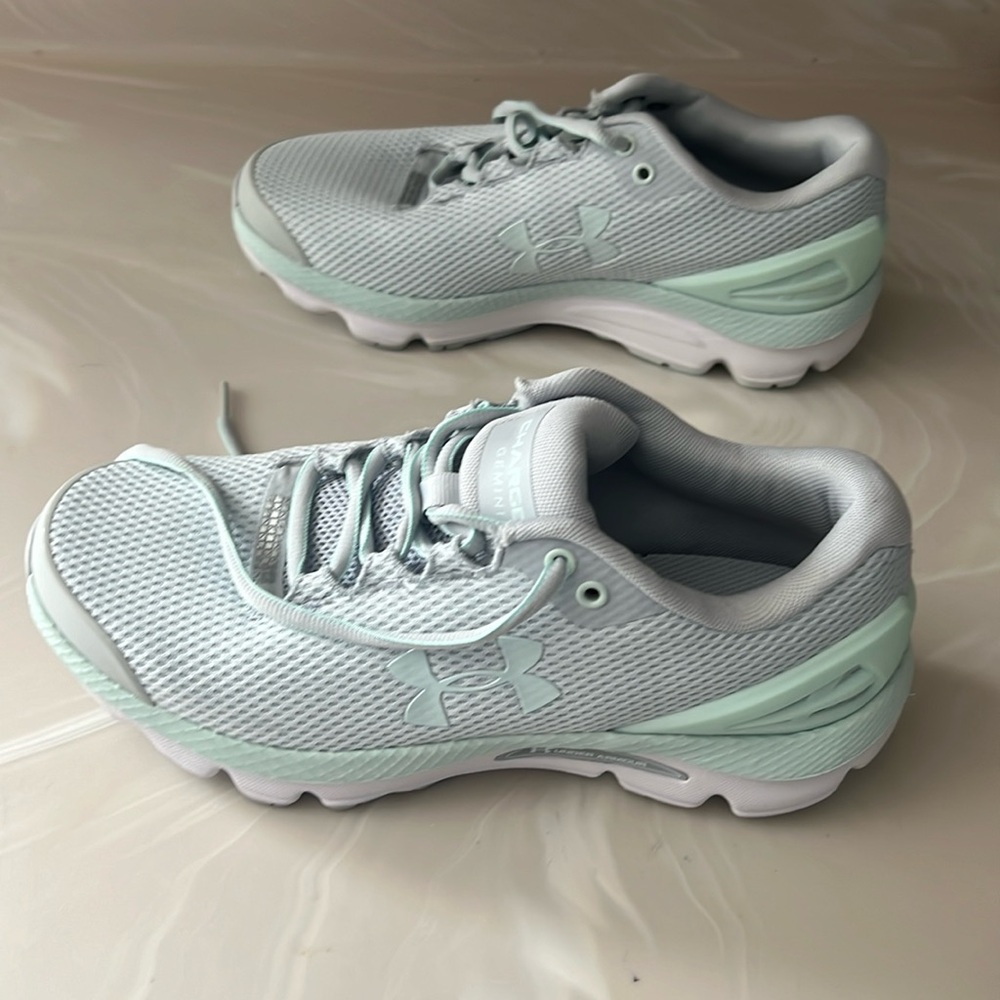 Women’s Under Armour size 7.5 like new barely worn no marks